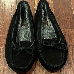 Minnetonka Women's Classic Black Moccasins